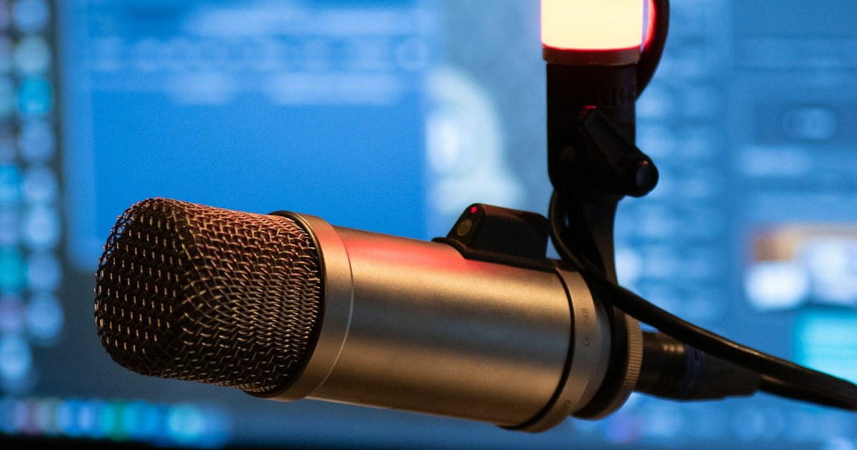 Microphone beside a laptop for voice typing on Windows